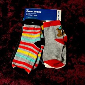 Old navy 2T-3T baby crew socks 60% polyester 30% cotton 2% spandex.